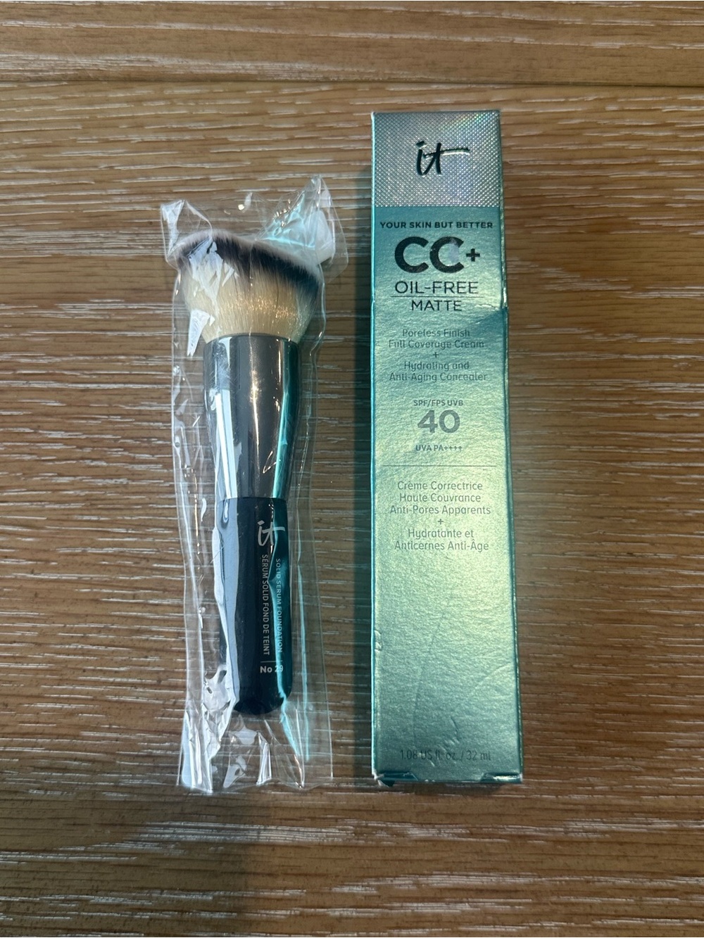 it cosmetics CC+ Oil-Free Matte SPF 40 with Powder Foundation Brush Color Tan